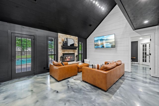 18 E Old Field Drive, Huffman, TX 77336