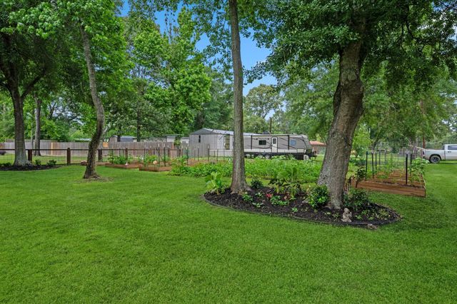 18 E Old Field Drive, Huffman, TX 77336