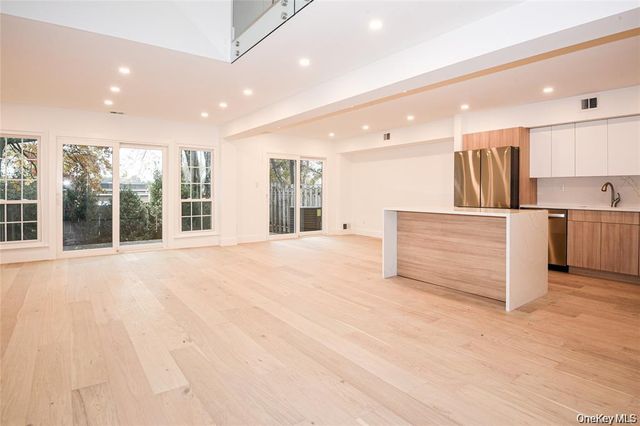 95 Woodlake Drive W 95, Woodbury, NY 11797