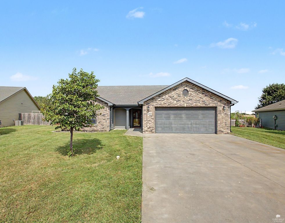 2909 Northwing Drive, Manhattan, KS 66502