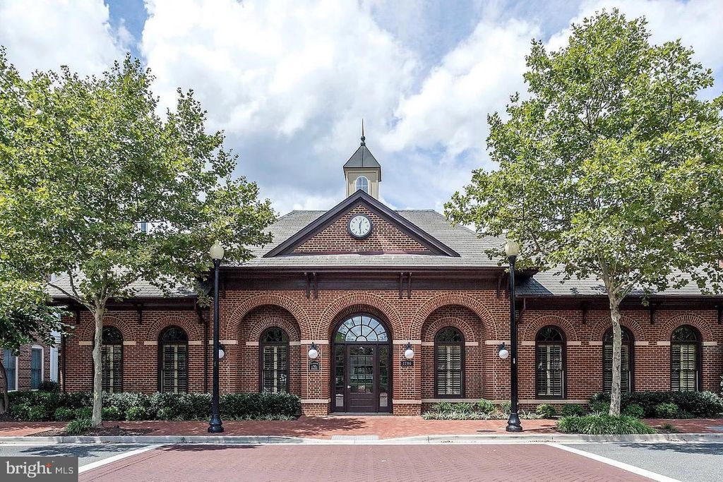 1808 POTOMAC GREENS DR, Alexandria, VA 22314