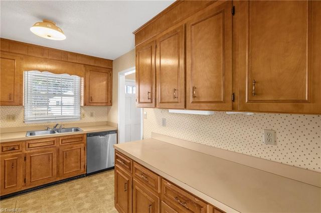 716 Meadowgreen Village Drive 4A, Eden, NC 27288