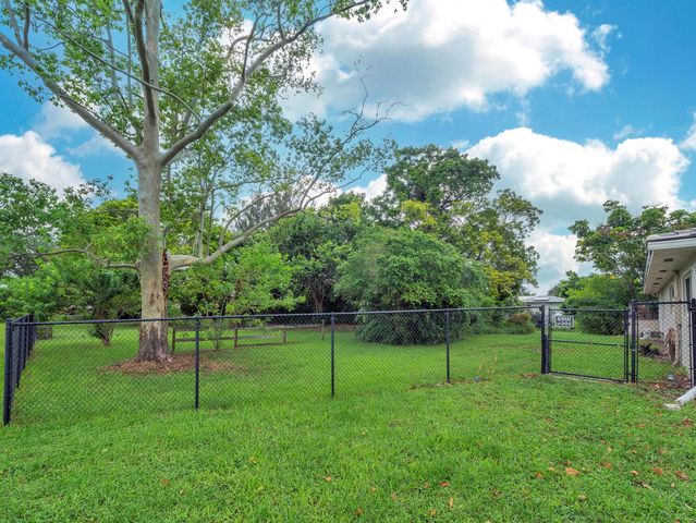 11901 NW 25th Street, Plantation, FL 33323