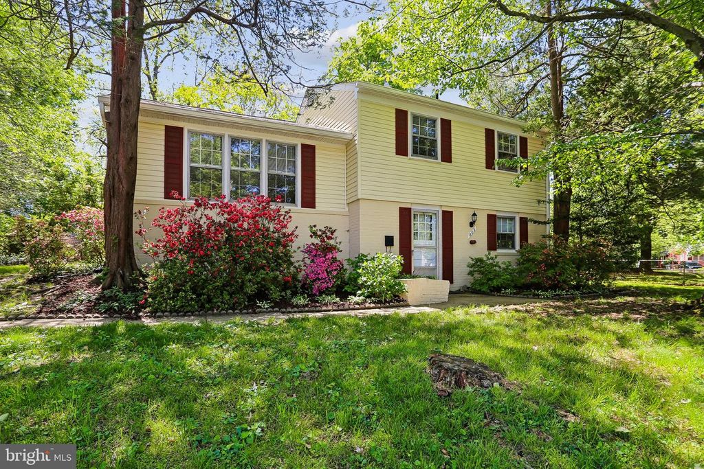 Image 1 of property listing at 803 BURDETTE RD, Rockville, MD 20851