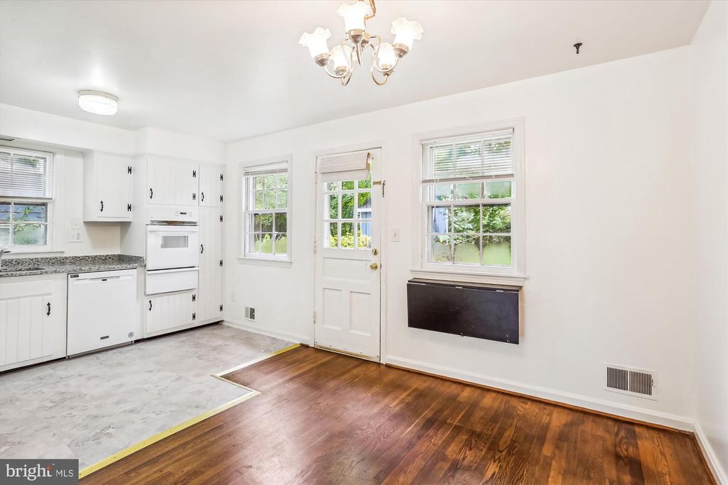 Image 11 of property listing at 803 BURDETTE RD, Rockville, MD 20851