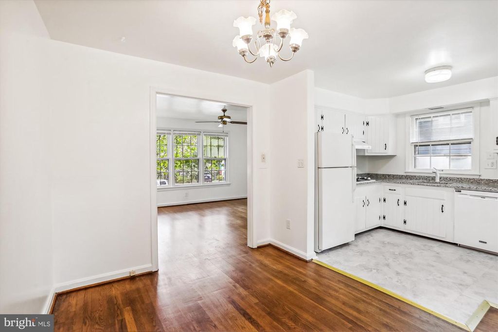 Image 12 of property listing at 803 BURDETTE RD, Rockville, MD 20851