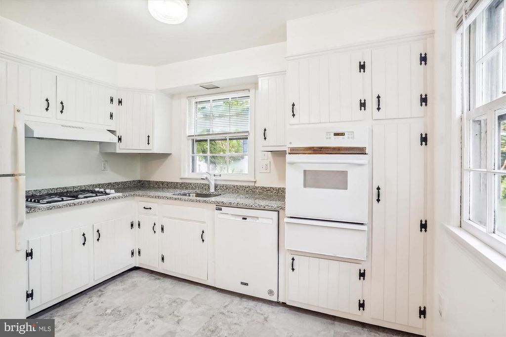 Image 13 of property listing at 803 BURDETTE RD, Rockville, MD 20851