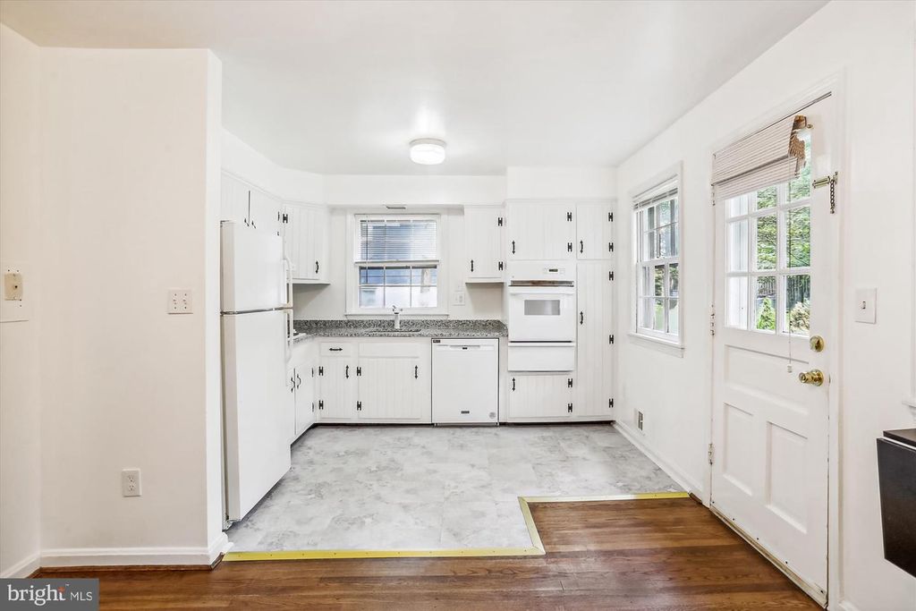 Image 14 of property listing at 803 BURDETTE RD, Rockville, MD 20851
