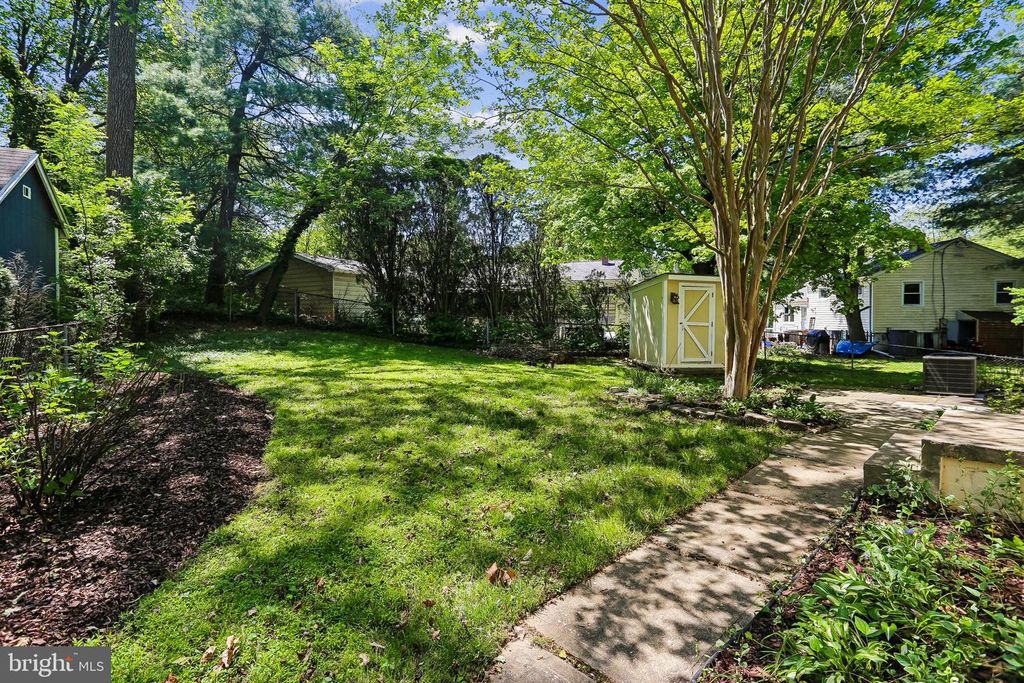 Image 17 of property listing at 803 BURDETTE RD, Rockville, MD 20851