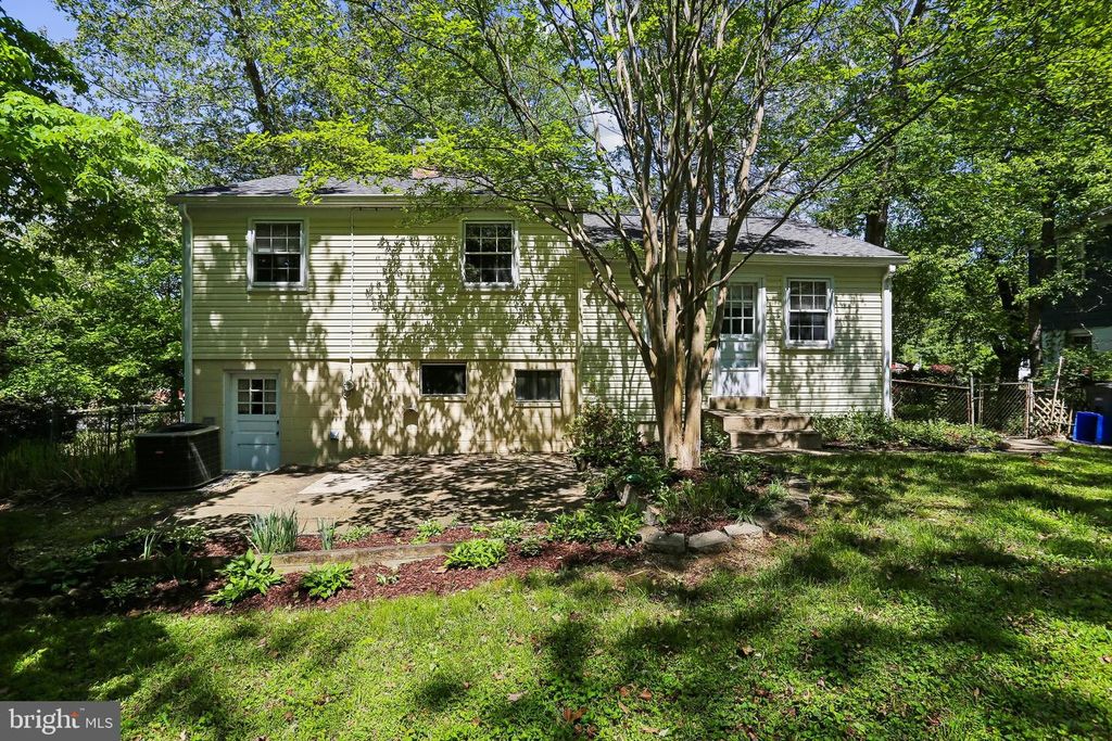 Image 18 of property listing at 803 BURDETTE RD, Rockville, MD 20851