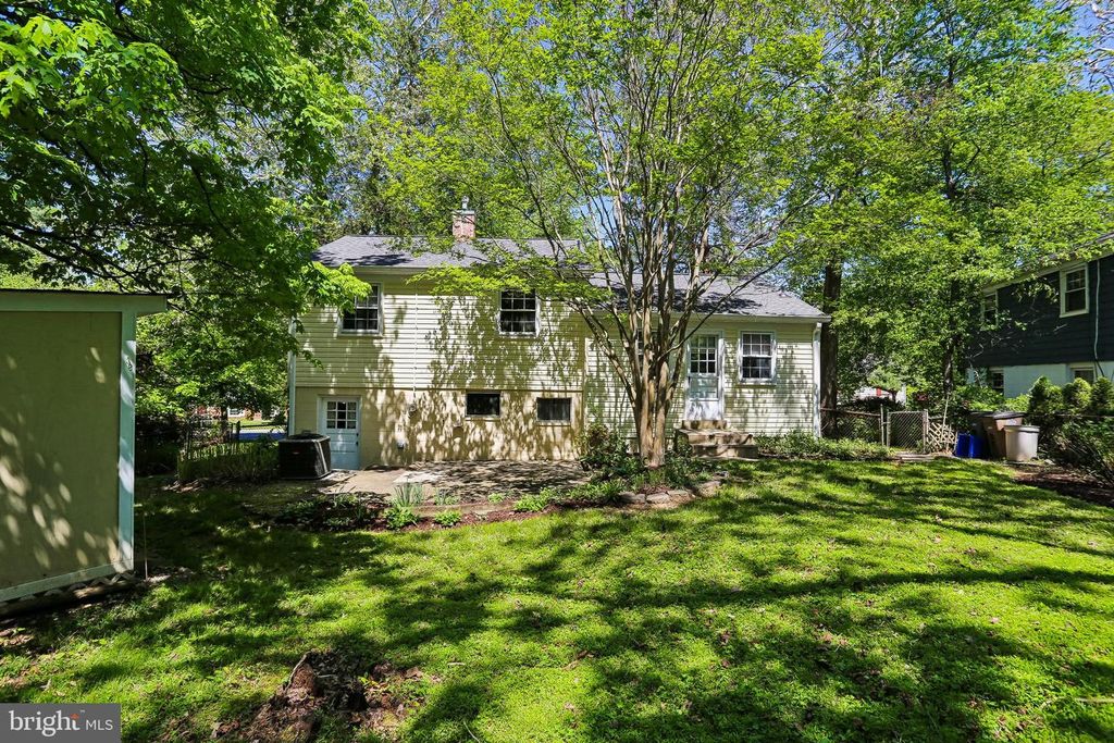 Image 19 of property listing at 803 BURDETTE RD, Rockville, MD 20851