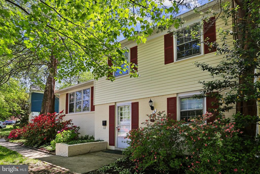 Image 2 of property listing at 803 BURDETTE RD, Rockville, MD 20851
