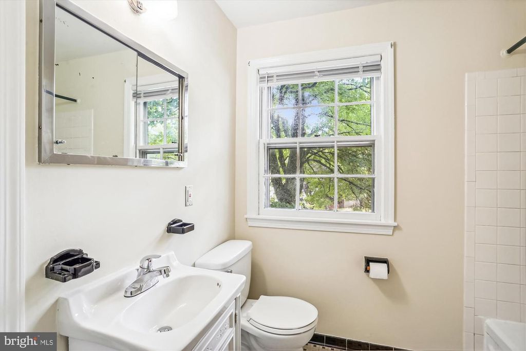 Image 24 of property listing at 803 BURDETTE RD, Rockville, MD 20851
