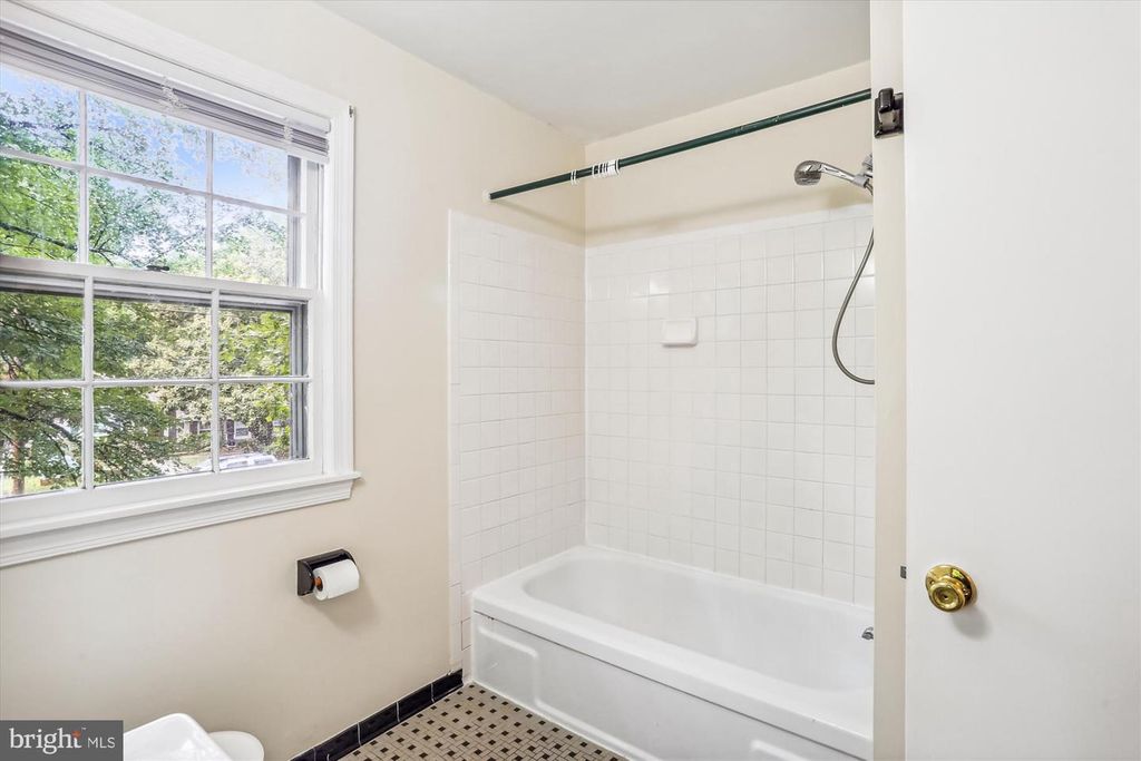 Image 25 of property listing at 803 BURDETTE RD, Rockville, MD 20851