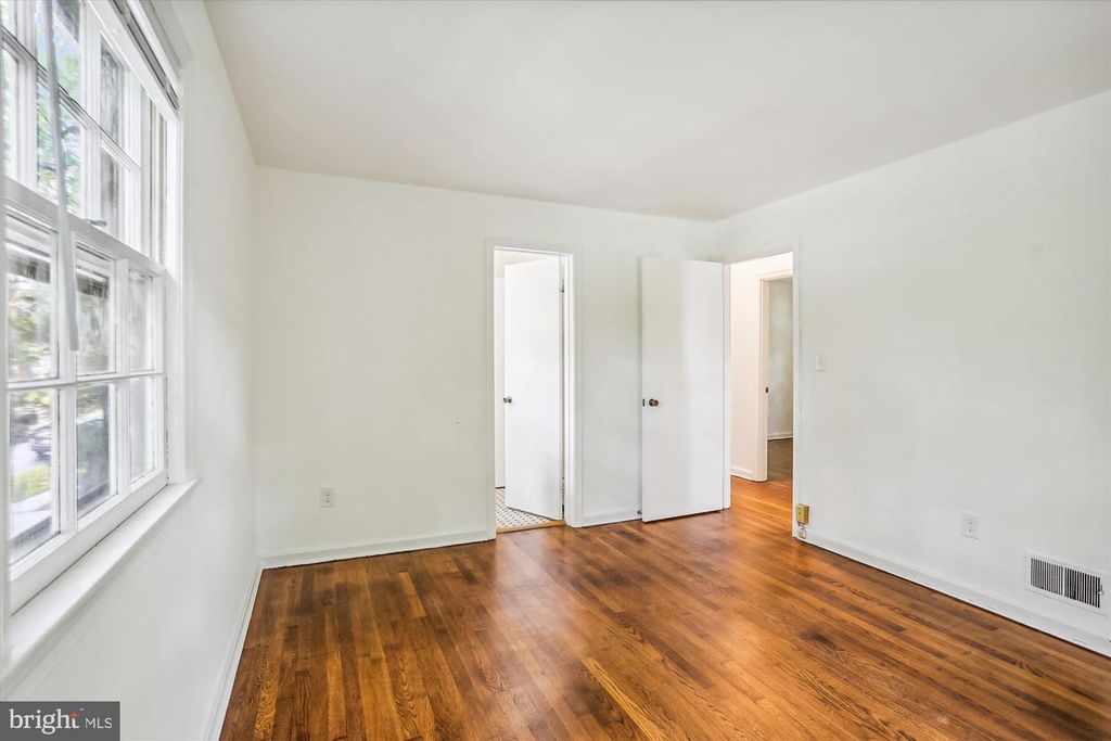 Image 27 of property listing at 803 BURDETTE RD, Rockville, MD 20851