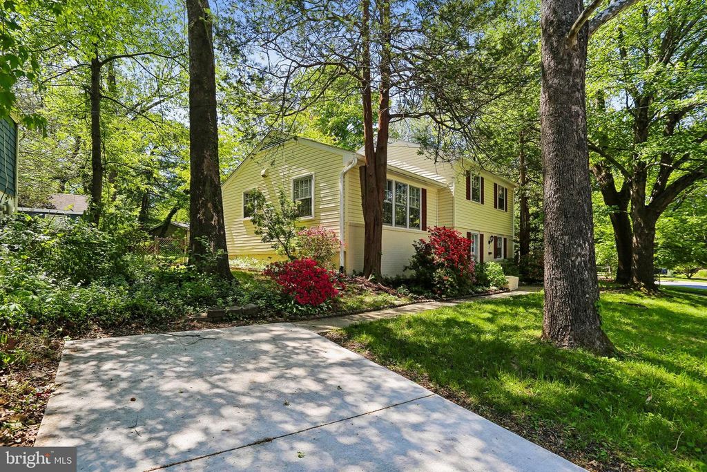 Image 3 of property listing at 803 BURDETTE RD, Rockville, MD 20851