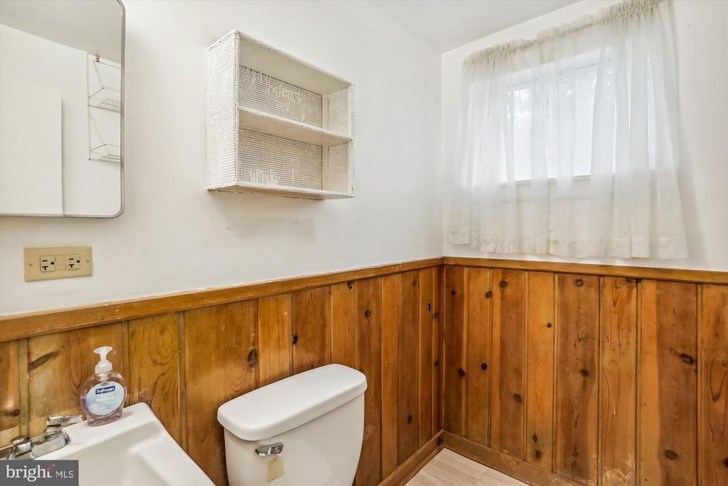 Image 33 of property listing at 803 BURDETTE RD, Rockville, MD 20851