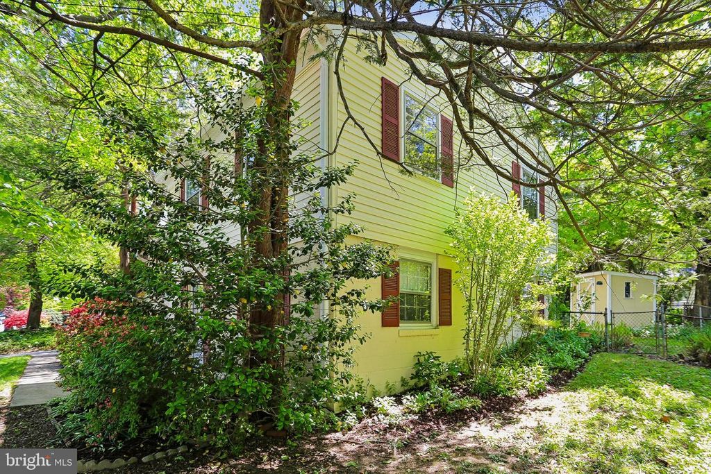Image 37 of property listing at 803 BURDETTE RD, Rockville, MD 20851