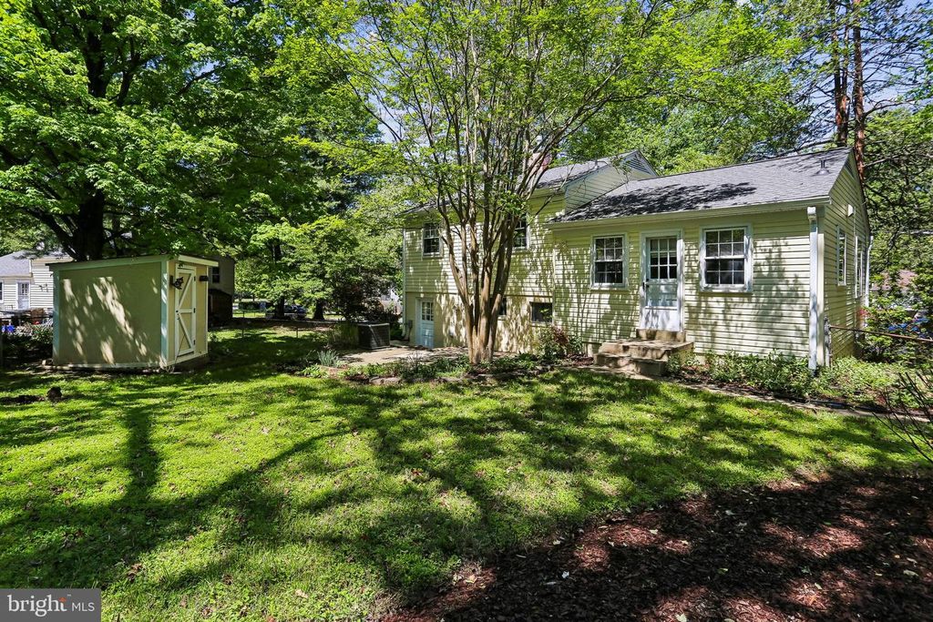Image 38 of property listing at 803 BURDETTE RD, Rockville, MD 20851