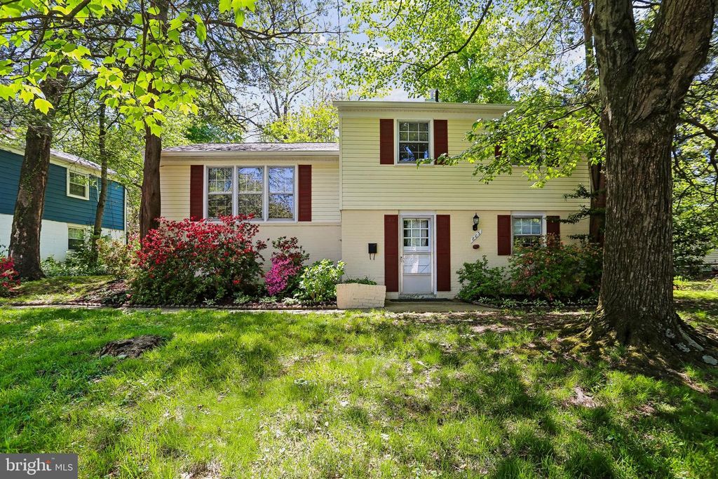 Image 4 of property listing at 803 BURDETTE RD, Rockville, MD 20851