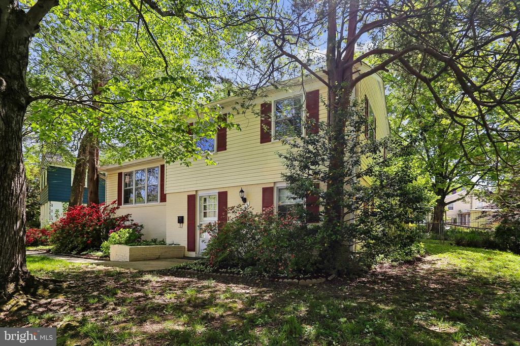 Image 40 of property listing at 803 BURDETTE RD, Rockville, MD 20851