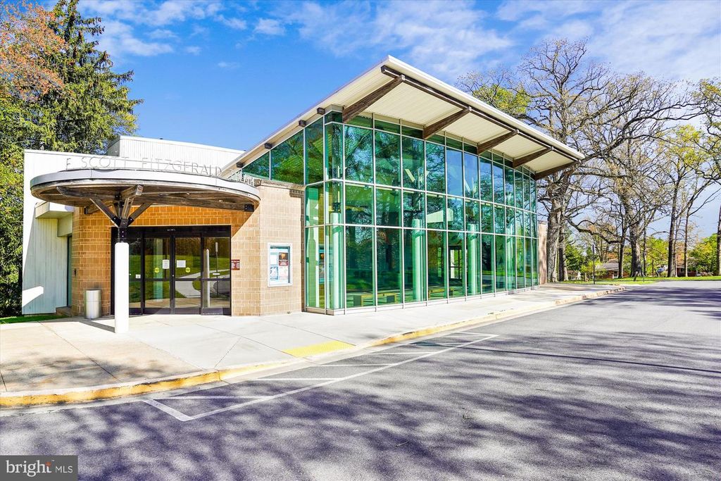 Image 45 of property listing at 803 BURDETTE RD, Rockville, MD 20851