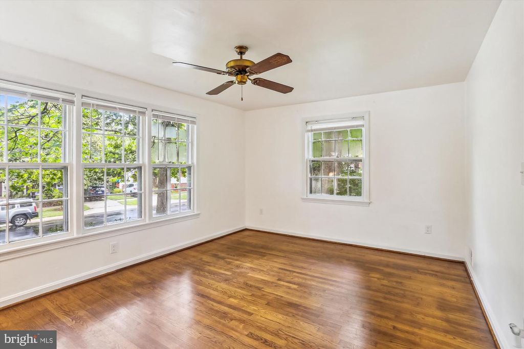 Image 6 of property listing at 803 BURDETTE RD, Rockville, MD 20851