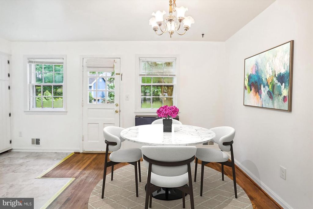 Image 9 of property listing at 803 BURDETTE RD, Rockville, MD 20851