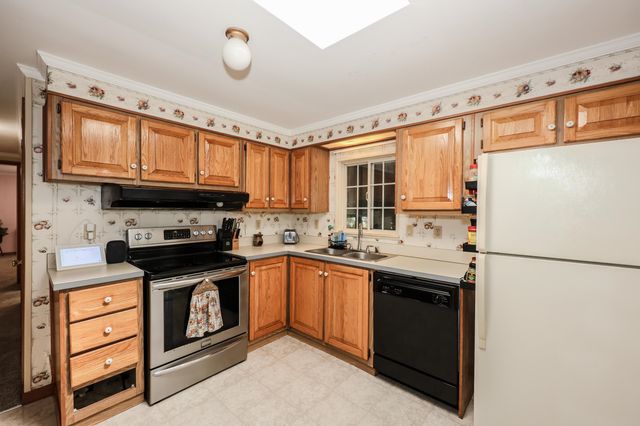 2 Elm Place, Loudon, NH 03307