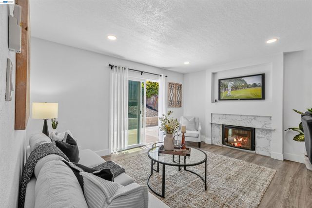 406 Mini Dr, Vallejo, CA 94589