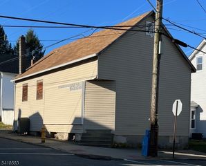 64 Filmore St, Phillipsburg Town, NJ 08865