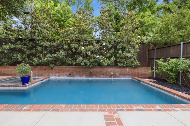 2218 Ash Grove Way, Dallas, TX 75228