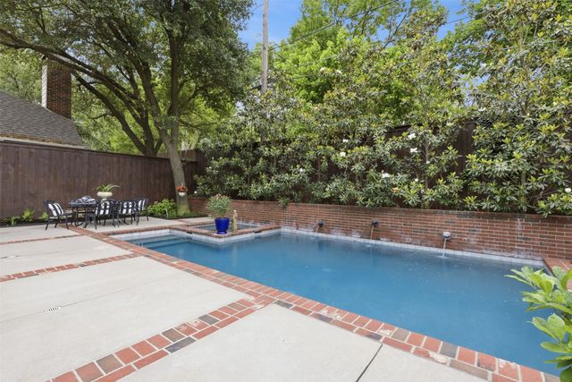 2218 Ash Grove Way, Dallas, TX 75228