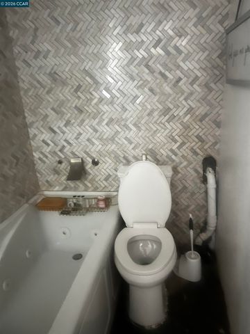 1161 64Th St, Oakland, CA 94608