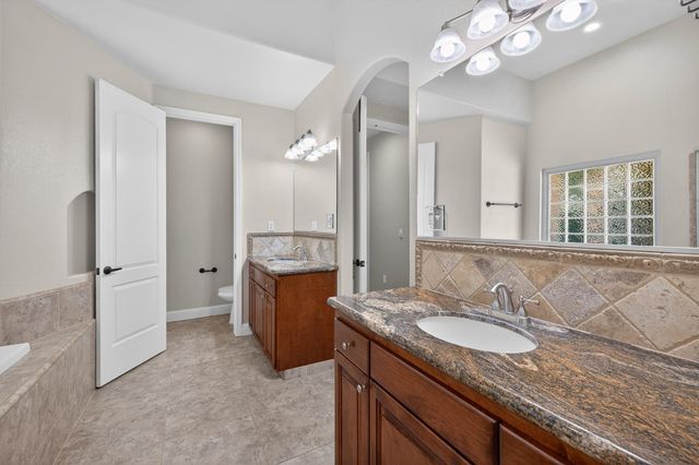 2883 22nd Court, Kingsburg, CA 93631
