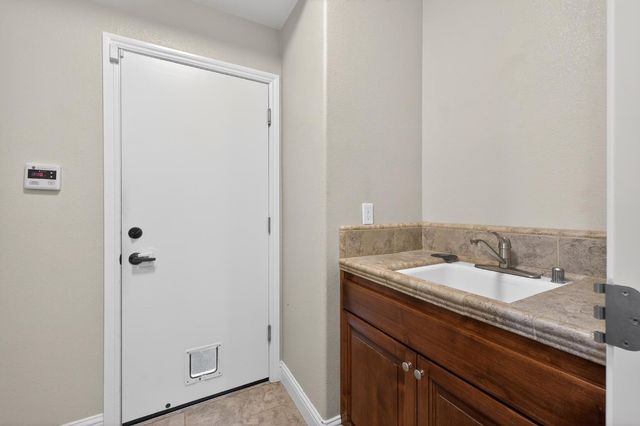2883 22nd Court, Kingsburg, CA 93631