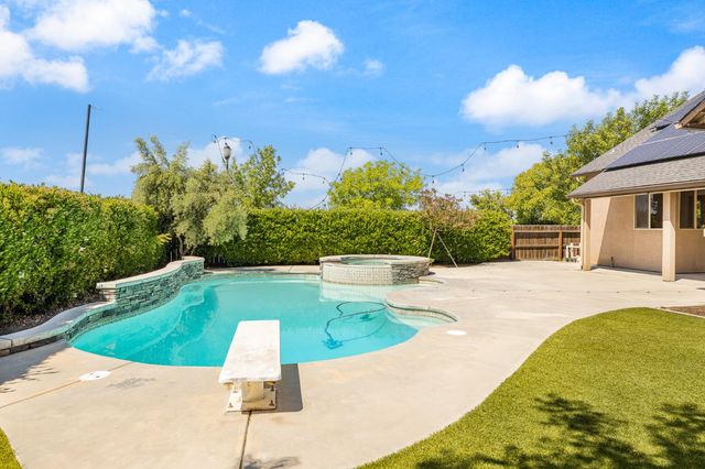 2883 22nd Court, Kingsburg, CA 93631