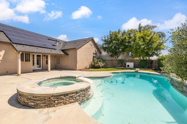 2883 22nd Court, Kingsburg, CA 93631