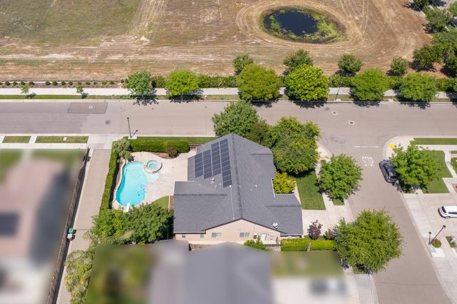 2883 22nd Court, Kingsburg, CA 93631