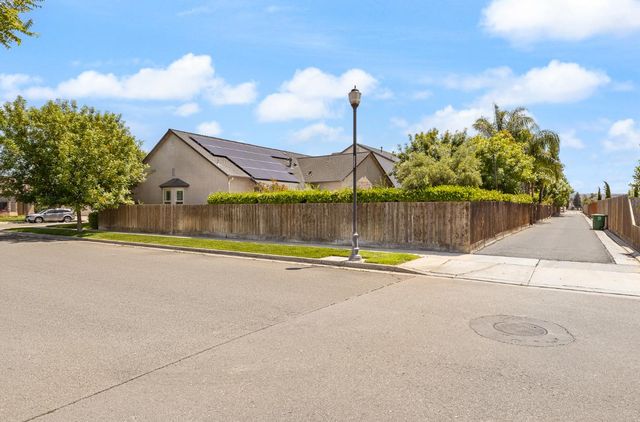 2883 22nd Court, Kingsburg, CA 93631