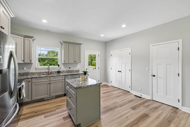 677 Steele Rd, Charlotte, TN 37036