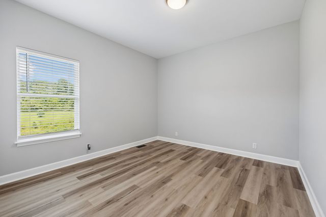 677 Steele Rd, Charlotte, TN 37036