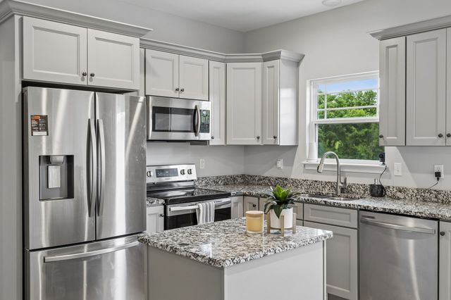677 Steele Rd, Charlotte, TN 37036
