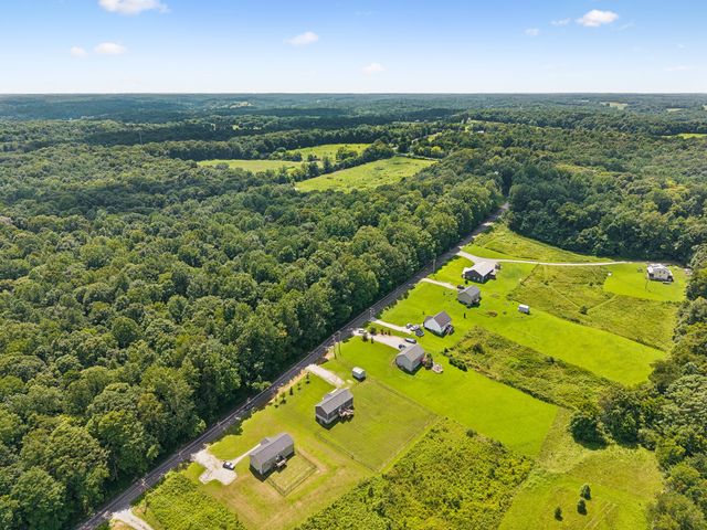 677 Steele Rd, Charlotte, TN 37036