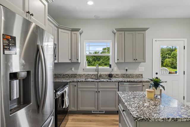 677 Steele Rd, Charlotte, TN 37036