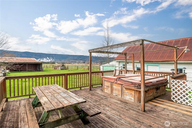 77 S Welcome Slough, Cathlamet, WA 98612