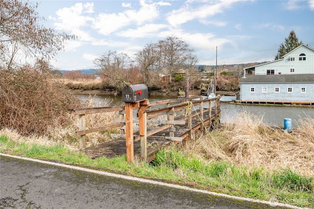 77 S Welcome Slough, Cathlamet, WA 98612