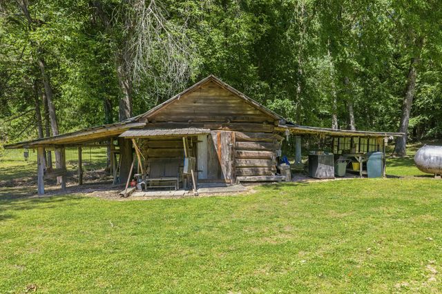 8932 Mount Carmel Rd, Decaturville, TN 38329