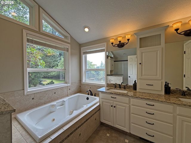 10120 Se WALNUT Dr, Happy Valley, OR 97086