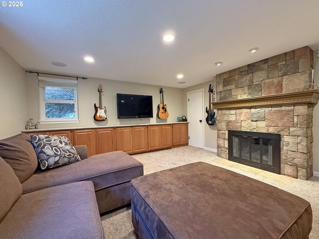 10120 Se WALNUT Dr, Happy Valley, OR 97086